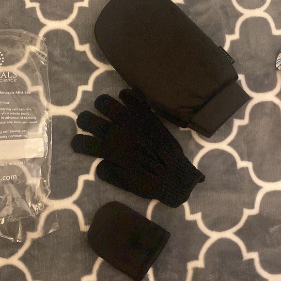 NEW Skinerals natural skin science mitt set - 3 items - Picture 2 of 3